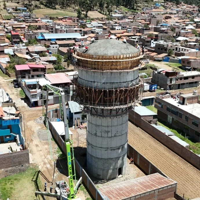 Piso industrial de concreto premezclado en planta de almacenamiento